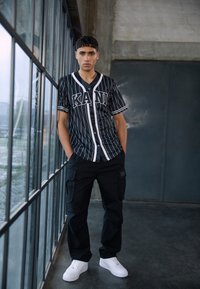 Karl Kani - SERIF PINSTRIPE BASEBALL SHIRT - Skjorta - black Miniatyrbild 1