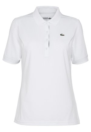 Weißes Polo-Shirt aus glattem Stoff, mit einem Drei-Knopf-Verschluss, kurzen Ärmeln und einem kleinen grünen Krokodil-Logo auf der Brust.