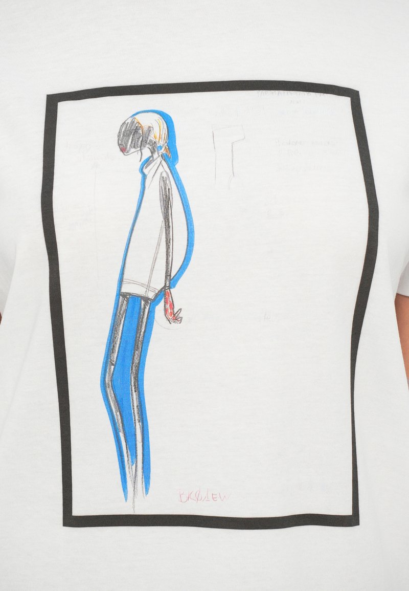 T-shirt bianco con un'illustrazione di una figura snella in linee blu e nere, contornata da una cornice rettangolare nera.
