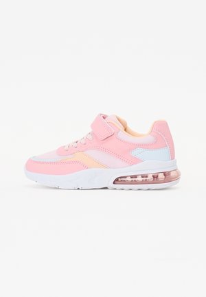 Pink, ferskenfarvet og hvid børne-sneaker med velcrolukning, snørebånd og synlig luftpolstret sål på hvid baggrund.