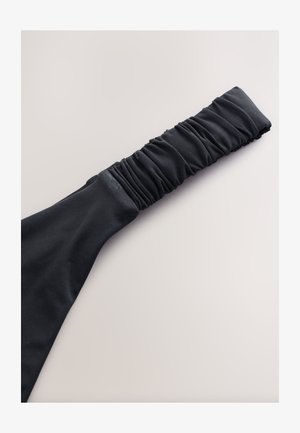 Zwart stoffen band met geplooide details aan één uiteinde, met een gladde textuur en een strak, minimalistisch ontwerp.