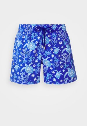 Bañadores cortos azules con un estampado de tortugas y corales en tonos azules claros, cintura elástica con cordón y longitud a mitad del muslo.
