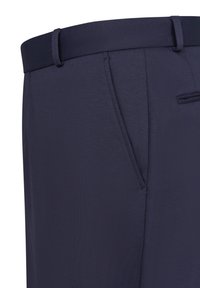 Marineblaue Hose aus glattem Stoff, mit einer taillierten Passform, Gürtelschlaufen und seitlichen Taschen mit einer dezenten Textur.