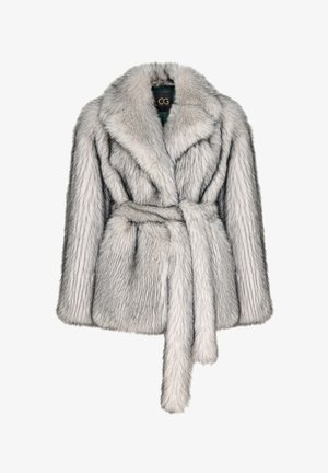 Palton gri din blană artificială, cu o talie fixată cu brâu, rever lat, țesătură texturată și mâneci lungi, având un aspect moale și pufos.