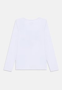 Langärmliges weißes T-Shirt aus weicher Baumwolle, mit rundem Halsausschnitt und glatter Textur, ohne sichtbare Muster oder Akzente.