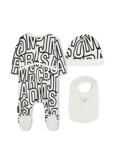 Ensemble pour bébé en noir et blanc comprenant un body avec de grandes lettres imprimées, un bonnet assorti et un bavoir avec une étiquette logo.