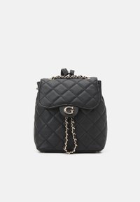 Mochila de piel negra acolchada con cierre de solapa, herrajes en tono dorado y una correa de cadena. Presenta un destacado acento con la letra "G".
