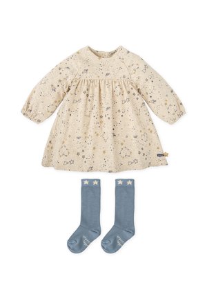 Robe en coton beige avec imprimé d'étoiles et de fusées, associée à des chaussettes bleu roi montantes avec des accents d'étoiles blanches.