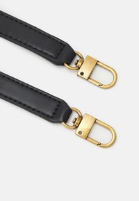 Cintura in pelle nera con una texture liscia, caratterizzata da accessori in metallo color oro e ganci a scatto a ciascun estremo.