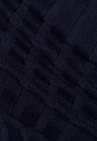 Marineblaue Strickware mit abwechselnd gerippten und glatten Texturen, die ein Wellenmuster auf der Oberfläche erzeugen. Weiches und dehnbares Material.