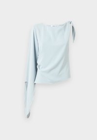 Top blu chiaro a spalla singola realizzato in tessuto liscio con un accento annodato sulla spalla. Presenta maniche lunghe e fluenti e una vestibilità ampia.