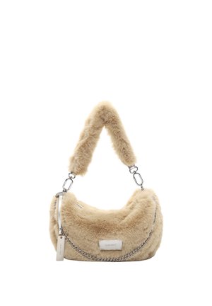 Sac à épaule beige en fausse fourrure avec une large bandoulière duveteuse, détail chaîne argentée et petite étiquette de marque rectangulaire à l'avant.