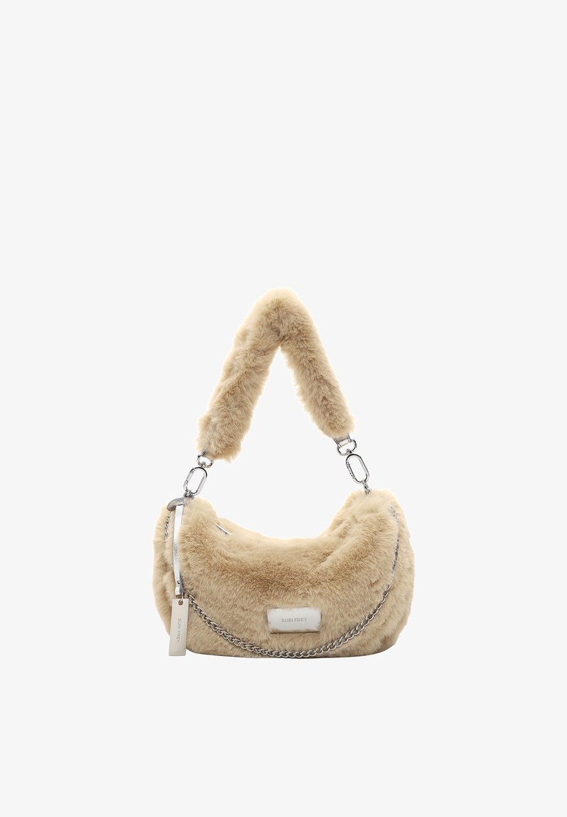 Sac à épaule beige en fausse fourrure avec une large bandoulière duveteuse, détail chaîne argentée et petite étiquette de marque rectangulaire à l'avant.