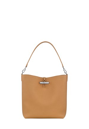 Tasche aus hellem Leder mit glatter Textur, breitem Körper und einem einzigen Schulterriemen aus Leder. Verfügt über einen metallischen Verschluss an der Oberseite.