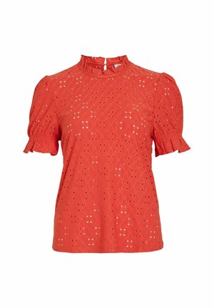 Rød bomullstopp med korte puffermer, høy hals og dekorative hullmønstre. Har knappeåpning bak.