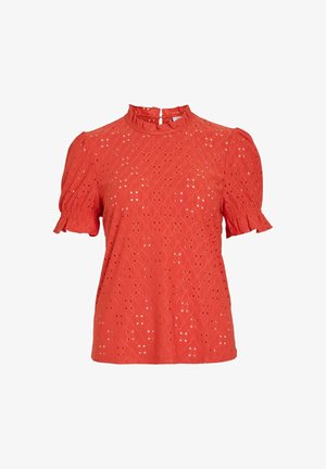 Rød bomullstopp med korte puffermer, høy hals og dekorative hullmønstre. Har knappeåpning bak.