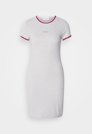 Pilkos medvilnės suknelė su trumpomis rankovėmis ir prigludusia forma. Yra bordo akcentai aplink apvalų iškirpimą ir rankovių kraštus. Rodyklės logotipas.