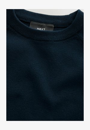 Marineblauwe trui met een geribbelde ronde hals. Gemaakt van een zachte, gestructureerde stof. Label zichtbaar met het "NEXT" logo.