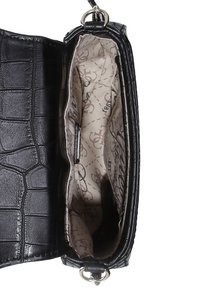 Borsa in finta pelle di coccodrillo nera con una texture lucida. L'interno è foderato in beige con motivi stampati, presenta più scomparti e una tasca con cerniera.