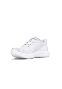 Weißer Sportschuh mit einem strukturierten Stoff-Obermaterial, das horizontale Streifen aufweist, einer gepolsterten Sohle und einem traditionellen Schnürsystem.