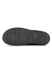 Suela de zapato de goma negra con un patrón de banda de rodadura detallado. Presenta secciones texturizadas y surcos rectangulares elevados para mayor agarre.