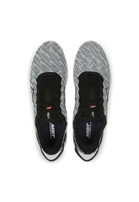 Sportliche Schuhe mit einem schwarz-weißen gemusterten Mesh-Obermaterial, schwarzen Schnürsenkeln, gepolsterter Sohle und sichtbarem Logo auf der Innensohle.