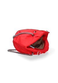 Borsa a tracolla in nylon rosso con un design morbido, catena in argento e chiusura con zip. L'interno presenta una fodera in tessuto beige.