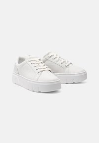 Hvite lær sneakers med chunky hvit gummisåle, rund tå og seks snøring hull. Glatt tekstur med minimal detaljering.
