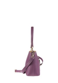 Borsa a mano in pelle viola con superficie texturizzata, forma triangolare, manico superiore e tracolla staccabile, caratterizzata da dettagli in metallo color oro.