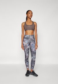 Nike Performance BRA - Sportski grudnjak s blagom potporom - ironstone/white