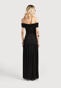 Černé maxi šaty bez ramínek vyrobené z hladké tkaniny, s přiléhavým korzetem a nařasenou sukní s elegantním volným designem.