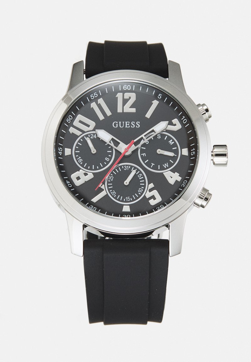 Orologio con cinturino in gomma nera, cassa in tonalità argento, quadrante nero, grandi numeri bianchi e tre sottodial. Accenti rossi e pulsanti cromati.