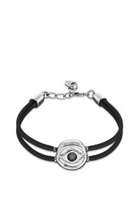 Pulsera de cuero negro con un centro plateado en forma de ojo que contiene una piedra preciosa negra. Cierre ajustable con herrajes plateados.