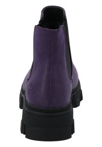 Bota negra de cuero con elástico negro y suela gruesa. Tiene un logotipo grabado en el talón. Textura lisa.