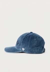 Μπλε καπέλο από κορδούρα με δομημένο γείσο, διακοσμημένο με κεντήματα και κούμπωμα τύπου snapback στο πίσω μέρος. Υλικό με υφή και ραβδώσεις.