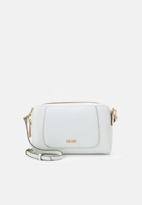 Geantă crossbody din piele albă cu fermoar aurit și logo, curea reglabilă și buzunar frontal, prezentată pe un fundal alb simplu.