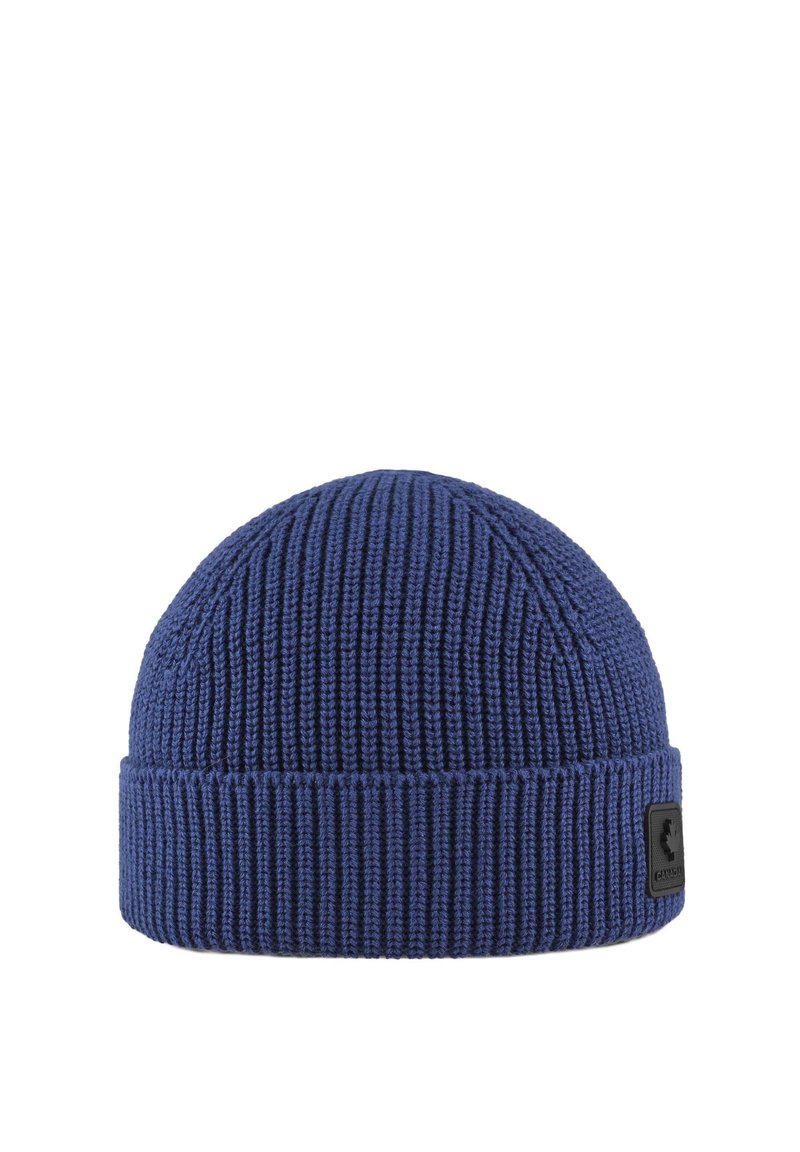 Beanie lavorato a maglia di un blu profondo, con texture a coste, caratterizzato da un ampio risvolto e un piccolo patch logo nero sul lato.