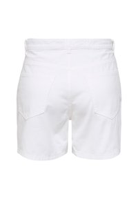 Short en denim blanc à taille haute, passants pour ceinture et deux poches arrière, vu de dos sur fond blanc.