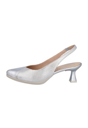 Zapato slingback plateado con parte superior de malla texturada y puntera metálica lisa. Cuenta con un tacón cuadrado y una plantilla beige.