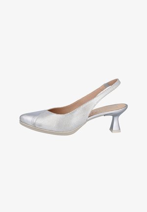 Zapato slingback plateado con parte superior de malla texturada y puntera metálica lisa. Cuenta con un tacón cuadrado y una plantilla beige.