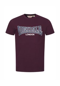 Bordová bavlněná tričko s velkým bílým a modrým logem "Lonsdale London" na hrudi, klasickým kulatým výstřihem a krátkými rukávy.