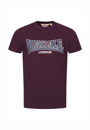 Bordeaux katoenen T-shirt met een groot wit en blauw "Lonsdale London" logo op de borst, klassieke ronde hals en korte mouwen.