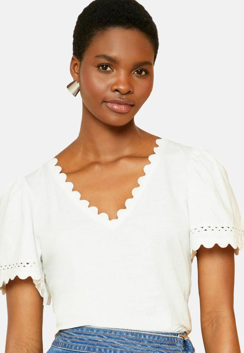 Love & Roses PETITE FIT - SCALLOP V-NECK - Marškinėliai su spaudiniu - ivory
