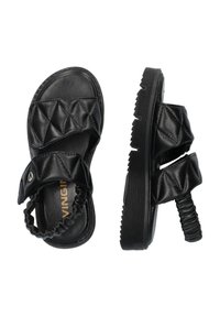 Zwarte sandalen met een gewatteerd synthetisch bovenwerk, dubbele verstelbare banden en een gestructureerde rubberen zool voor grip. Gecontourde vorm met elastische accenten.