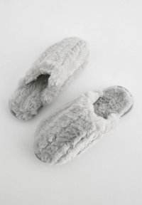 Grå faux fur slippers med åbent tådesign, der har en blød tekstur og polstrede såler for ekstra komfort.