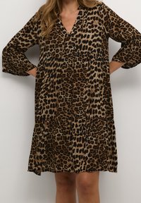 Leopardenmuster Kleid aus leichtem Stoff; mit V-Ausschnitt, dreiviertelÄrmeln und einem gestuften, leicht ausladenden Rock.