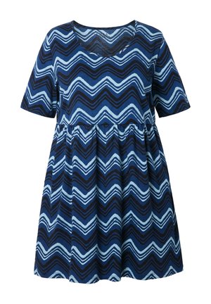 Blaues Kleid mit Zickzackmustern in verschiedenen Blautönen und Schwarz, kurzen Ärmeln, einem runden Ausschnitt und einer gerafften Taille.