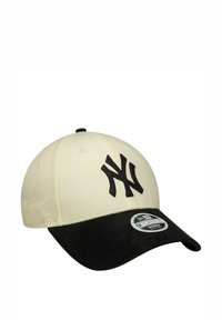 Cappello da baseball con corona cream, visiera nera e logo ricamato nero. Presenta un'etichetta e cuciture a contrasto sulla corona.