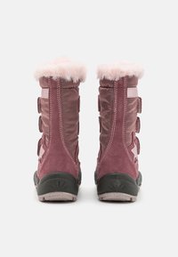Lila stövlar med rosa pälsfoder, i mocka och syntetmaterial, med kardborreband på sidorna och en svart gummisula.