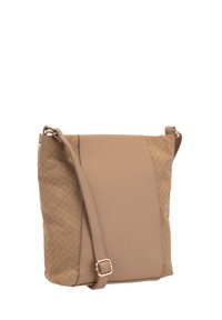 Beige axelväska med vävd textur på ena sidan, slät yta på den andra, justerbar rem och metalliska detaljer.